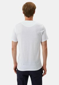 T-shirt bianco da uomo a maniche corte. Tessuto morbido e leggero. Presenta un collo rotondo classico e orlo dritto. Design minimalista senza motivi.