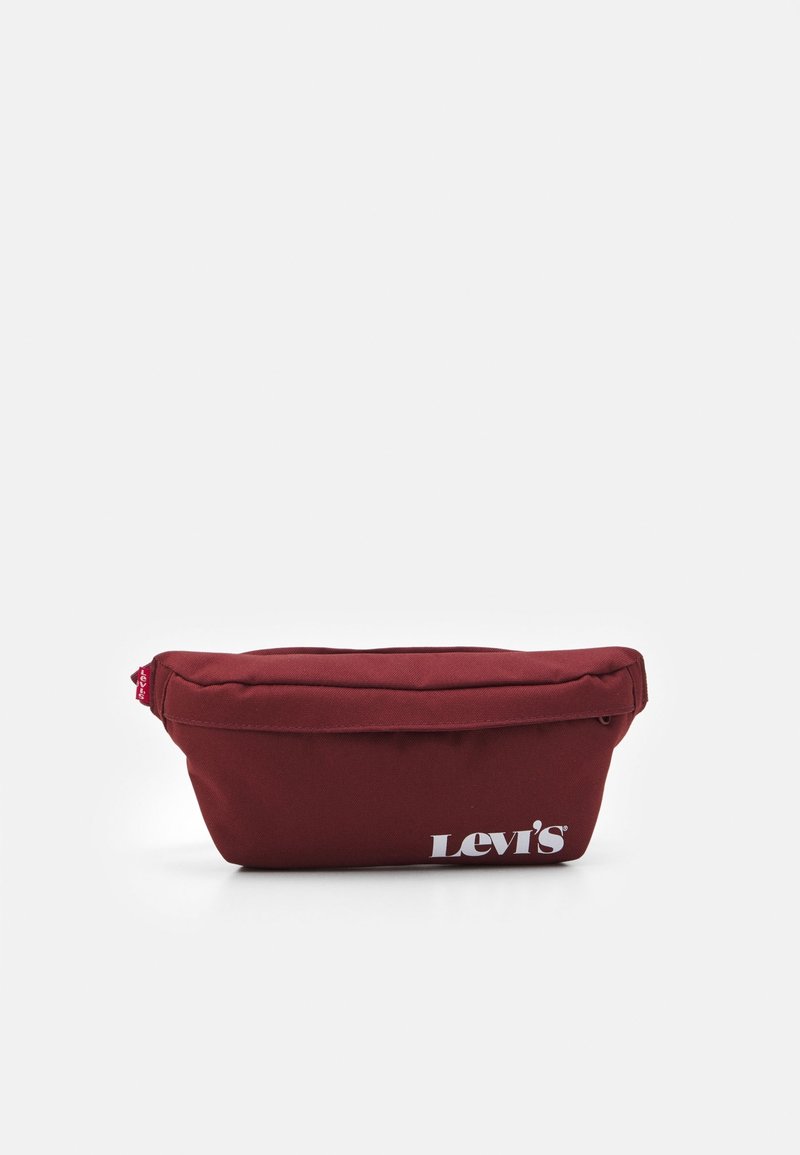 Sac banane Levi's bordeaux avec logo blanc à l'avant et fermeture éclair sur le dessus, sur un fond blanc uni.