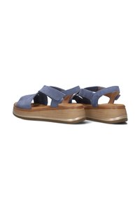 Blauwe suede platform sandalen met gekruiste banden, houten tussenzool en rubberen buitenzool. Zachte textuur en gevoerd voetbed voor comfort.