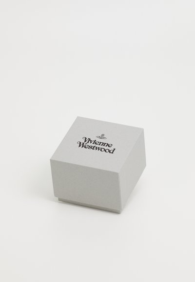 Grå papkasse med firkantet form. Har et sort logo "Vivienne Westwood" på låget, minimalistisk design uden udsmykninger.