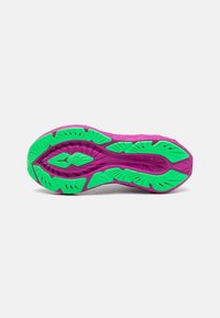 Suela de zapato con un diseño vibrante; base morada con acentos de goma verde y patrones texturizados para tracción y flexibilidad.