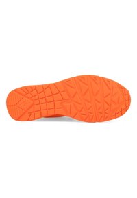 Suola della scarpa caratterizzata da un vivace colore arancione, gomma texturizzata con un motivo a tasselli per una migliore aderenza e un design snello per flessibilità.