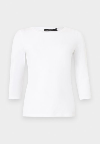 Λευκό μακρυμάνικο εφαρμοστό μπλουζάκι με στρογγυ λή λαιμόκοψη και εμφανές μαύρο ετικετάκι επωνυμίας στο λαιμό, σε απλό φόντο.