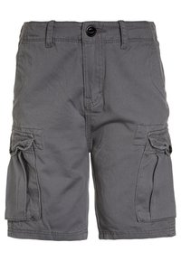 Grå cargoshorts i tyg med sydda sömmar. Har två sidofickor med lock och en knappstängning i midjan.