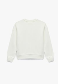 Biała krótka bluza z długimi rękawami, prążkowanymi mankietami i okrągłym dekoltem. Gładka faktura, minimalistyczny design, bez widocznego brandingu.