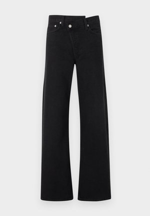 Μαύρο τζιν ψηλόμεσο με φαρδιά μπατζάκια, κλείσιμο με κουμπί και φερμουάρ στο μπροστινό μέρος, πλαϊνές τσέπες και θηλιές για ζώνη, εκτεθειμένο επίπεδα σε λευκό φόντο.