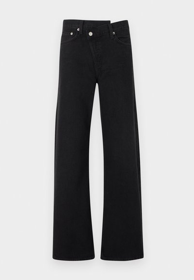 Μαύρο τζιν ψηλόμεσο με φαρδιά μπατζάκια, κλείσιμο με κουμπί και φερμουάρ στο μπροστινό μέρος, πλαϊνές τσέπες και θηλιές για ζώνη, εκτεθειμένο επίπεδα σε λευκό φόντο.