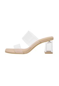 Transluzente Absatzsandalen mit quadratischer Zehenpartie und transparentem Blockabsatz; ausgestattet mit zwei transparenten Riemen und einem hellbeigen Fußbett.