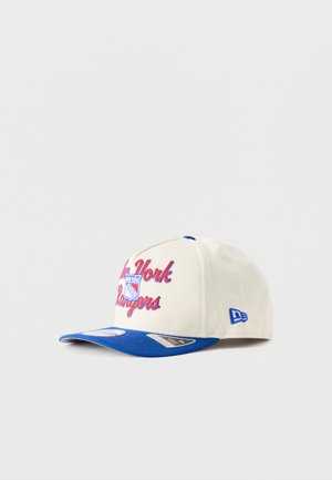 Witte en blauwe New York Rangers baseballpet met teamlogo en geborduurde tekst op het voorpaneel, geplaatst op een effen witte achtergrond.