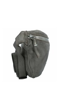 Borsa in pelle grigia con una forma strutturata, zip orizzontale e superficie testurizzata. Presenta un manico laterale a loop per un trasporto versatile.