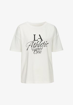 Weißes T-Shirt mit kurzen Ärmeln und schwarzem Text "LA Athletic Sports Crew" in gemischten Schriftarten auf der Vorderseite.