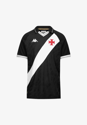 Svart kortärmad tröja med vit diagonalkant och röd korskärm. Har Kappa-logotyp på vänster axel och texturerat tyg.