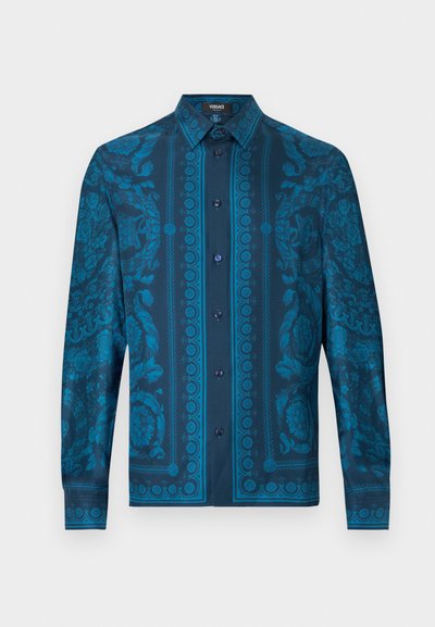 Kék mintás hosszú ujjú ing, részletes virág- és geometriai mintákkal, gombolós első résszel és merev gallérral. Texturált anyag.