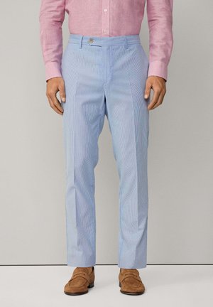 Lichtblauwe gestreepte broek gemaakt van soepel materiaal, met een rechte snit, een enkele knoopsluiting en zijzakken.