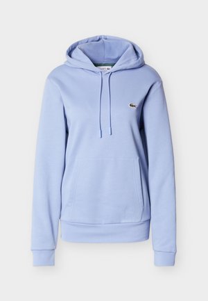 Gaiši zils kapučķēdes džemperis no mīksta auduma ar ķengura kabatu un nelielu izšūtu logo krūtīs.