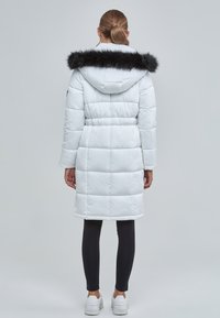 SIKSILK Abrigo de invierno - white