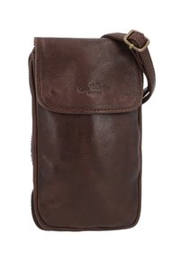 Braune Lederschultertasche mit Klappenverschluss, ausgestattet mit einer strukturierten Oberfläche und einer Metalliegel an dem Riemen. Schlichte, rechteckige Form.