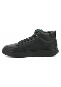 Sneaker nera alta con parte superiore in pelle texture, lacci piatti, componenti in metallo argento e un accento verde sulla linguetta. Suola in gomma per una migliore aderenza.