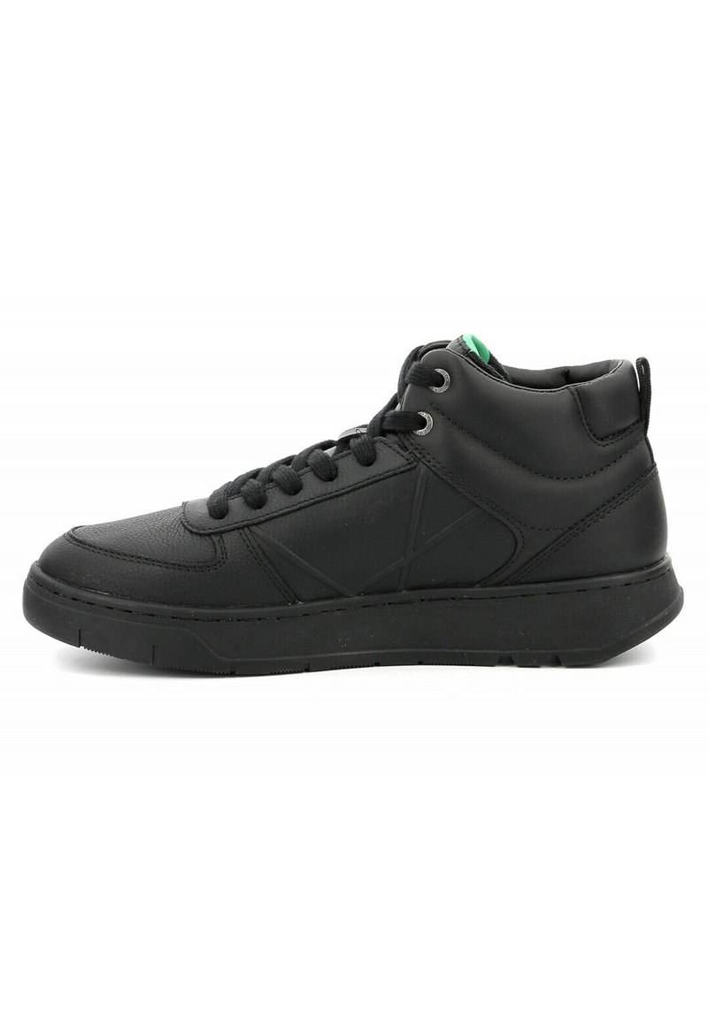 Sneaker nera alta con parte superiore in pelle texture, lacci piatti, componenti in metallo argento e un accento verde sulla linguetta. Suola in gomma per una migliore aderenza.