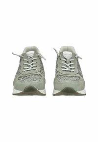 Sneakers in suede grigio chiaro con dettagli in rete intrecciata, punta arrotondata, design con lacci e suole bianche. Presenta un'etichetta del marchio sulla linguetta.