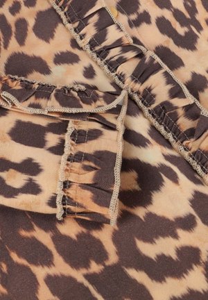 Leopardprint stof met geplooide stiksels en gerimpelde naden die een getextureerde, overlappende laag in beige en donkerbruin tonen creëren.