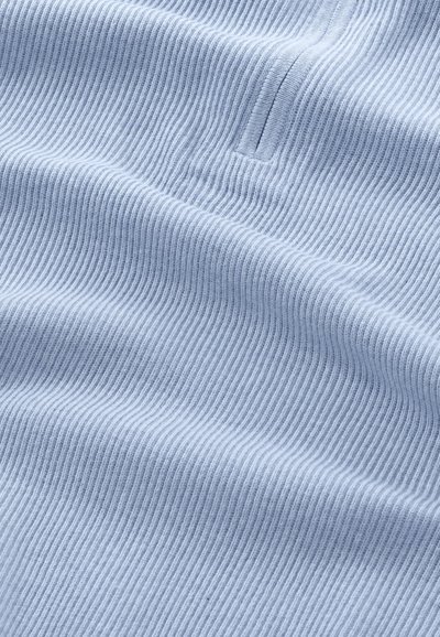 Vaaleansininen ribbikangas, jossa on hienot pystysuorat raidat ja pehmeä tekstuuri, hienovaraisella kiillolla ja sileällä pinnalla.