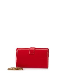 Clutch in pelle patent rossa con forma rettangolare, patta pieghevole e tracolla in oro. Texture liscia con una finitura lucida.