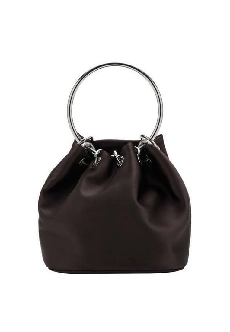 Bolso de satén marrón con un diseño recogido, con asas circulares plateadas y acentos metálicos para el cierre. Textura suave en toda su superficie.