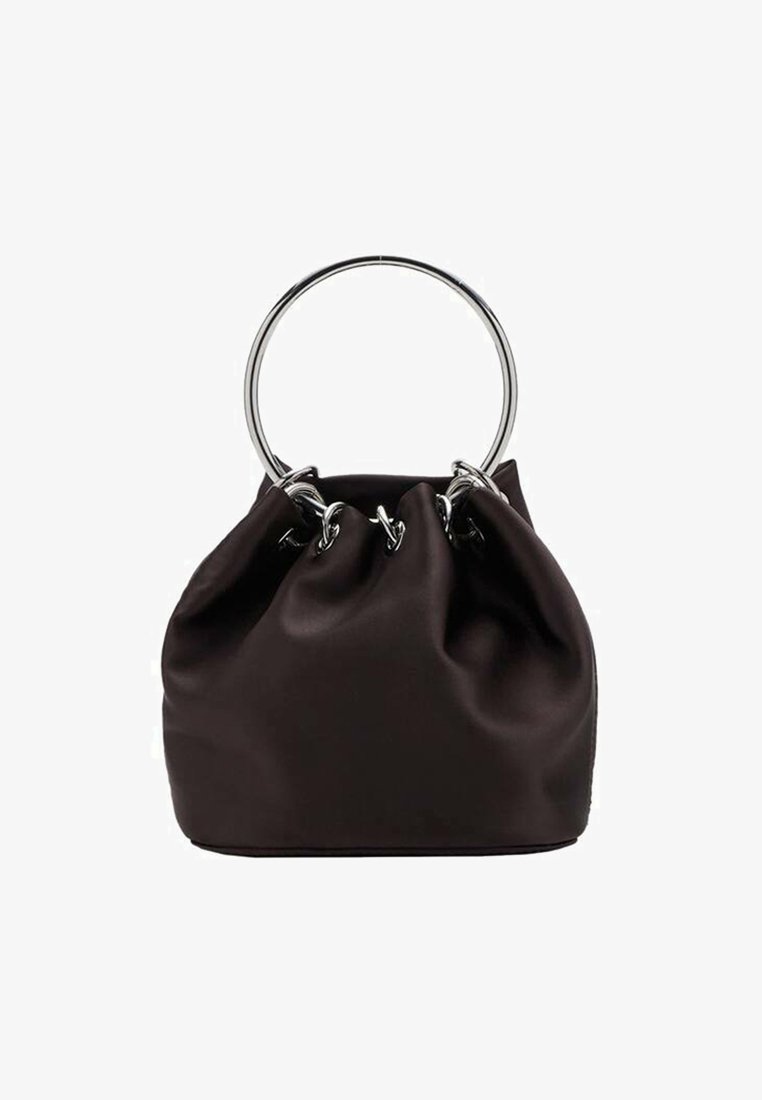 Sac en satin marron avec un design froncé, doté de poignées circulaires en métal argenté et d'accents métalliques pour la fermeture. Texture lisse sur toute la surface.