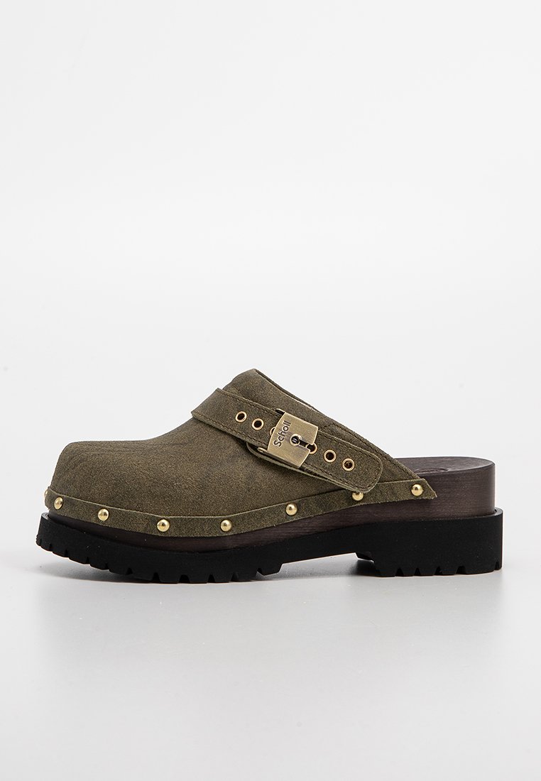 Zoccolo in suede verde oliva con suola in legno, battistrada in gomma nera, borchie dorate lungo il bordo e cinturino regolabile con fibbia in metallo etichettata Scholl.