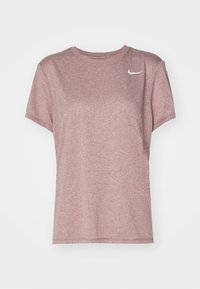 Heatherowy, przybrudzony różowy t-shirt sportowy Nike z krótkim rękawem, okrągłym dekoltem i małym białym logo swoosh na lewej piersi.