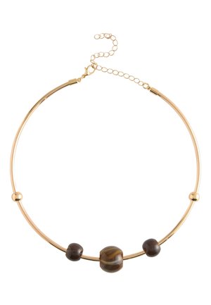 Goldfarbene Choker-Halskette mit verstellbarer Kette und drei braunen, polierten Steinperlen vorne verteilt.