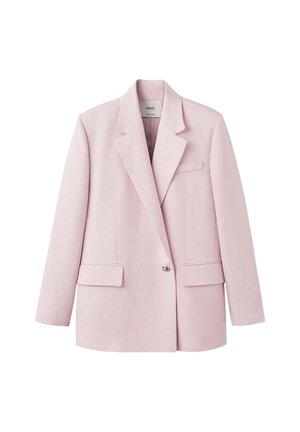 Blazer rosa claro de un solo botón con solapas con muesca, dos bolsillos con solapa y un bolsillo en el pecho, exhibido sobre un fondo blanco.