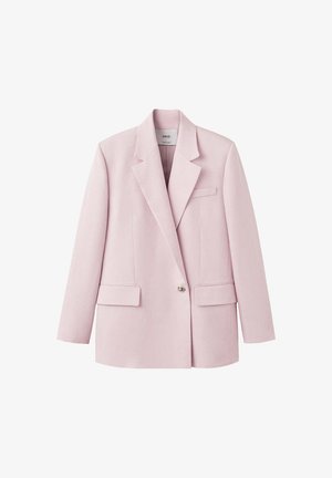 Blazer rose clair à un bouton avec revers crantés, deux poches à rabat et une poche poitrine passepoilée, présenté sur fond blanc.