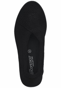 Chaussure noire à enfiler avec une tige en tissu tricoté, bout rond et surface texturée ; comporte un logo intérieur et une étiquette de taille.