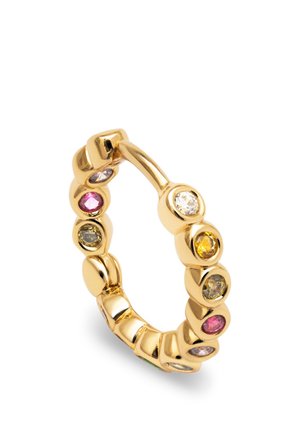 Conjunto de pendientes de aro de oro con piedras preciosas multicolores engastadas en bisel de colores alternos, incluyendo piedras rosas, amarillas, blancas y grises.