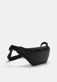 Pască neagră din material neted, cu un design curbat, curea ajustabilă și un fermoar superior pentru închidere sigură.