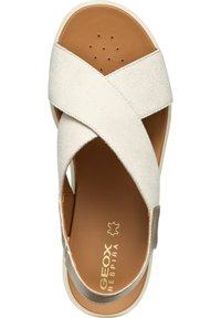 Sandalo incrociato in suede bianco con soletta in pelle marrone, caratterizzato da piccole aperture di ventilazione. Logo Geox stampato sulla soletta.