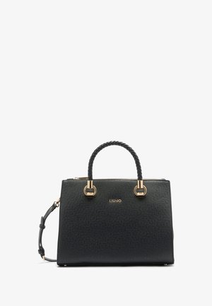 Bolso de mano estructurado negro con superficie texturizada, asas trenzadas, herrajes en tono dorado y cierre con cremallera. Cuenta con una correa para el hombro extraíble.