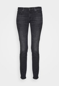 Jeans skinny de denim negro con un diseño clásico de cinco bolsillos, que incluyen una cremallera y cierre de botón. La tela tiene un ligero estiramiento.
