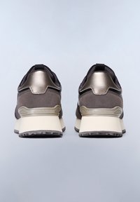 Scarpe sportive con una tomaia grigio scuro con accenti metallici, camoscio testurizzato e una suola spessa beige. Marchio visibile sul tallone.