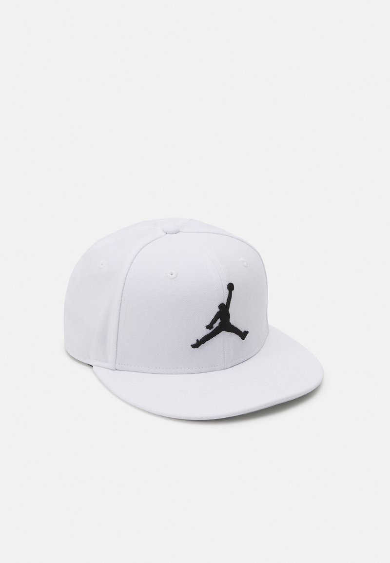 Cappellino snapback bianco in tessuto con il logo Jumpman nero ricamato sulla parte anteriore. Visiera piatta con design a sei pannelli e occhielli.