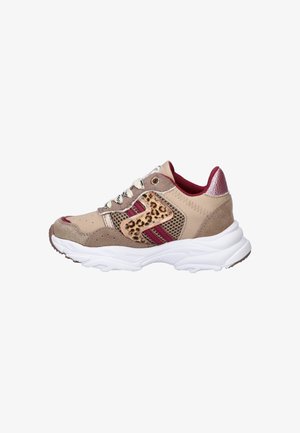 Beige sporty schoen met luipaardprintaccenten, kastanjebruine strepen en een synthetisch bovenwerk. Heeft een gevoerde witte zool en een gestructureerde hak.