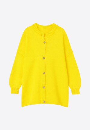 Cardigan jaune tricoté avec un col arrondi, boutons sur le devant, manches longues et poignets côtelés. Texture douce et coupe ample.