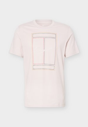 Camiseta de manga corta color rosa claro con diseño rectangular cosido en múltiples colores y un logotipo blanco de Nike swoosh en el centro.