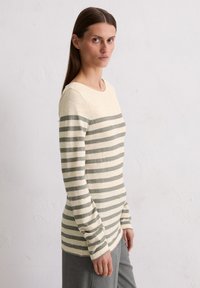 Langärmliges gestreiftes Shirt in Creme und Grau mit rundem Ausschnitt und eng anliegender Silhouette aus weichem Material.