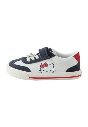 Basket blanche et bleu marine pour tout-petit avec des accents rouges, visage Hello Kitty sur le côté, bride velcro et lacets sur semelle blanche avec bande rouge.