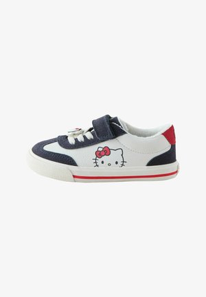 Basket blanche et bleu marine pour tout-petit avec des accents rouges, visage Hello Kitty sur le côté, bride velcro et lacets sur semelle blanche avec bande rouge.