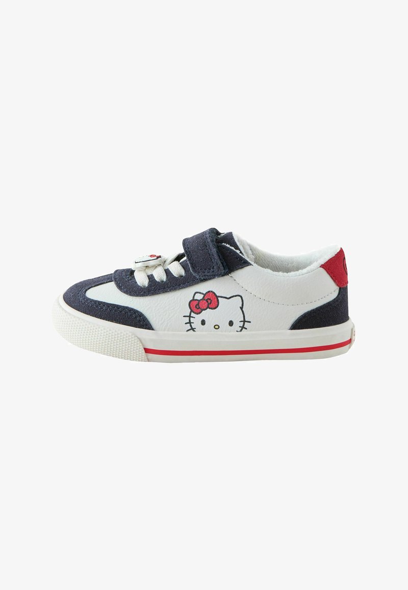 Basket blanche et bleu marine pour tout-petit avec des accents rouges, visage Hello Kitty sur le côté, bride velcro et lacets sur semelle blanche avec bande rouge.