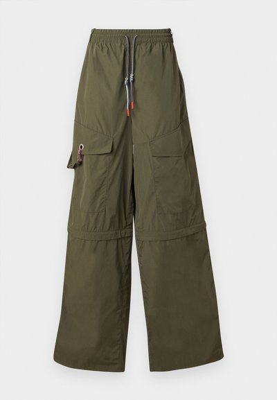 Zielone szerokie spodnie cargo wykonane z lekkiego materiału, z elastycznym pasem, wieloma kieszeniami oraz charakterystycznymi detalami w postaci sznurka.